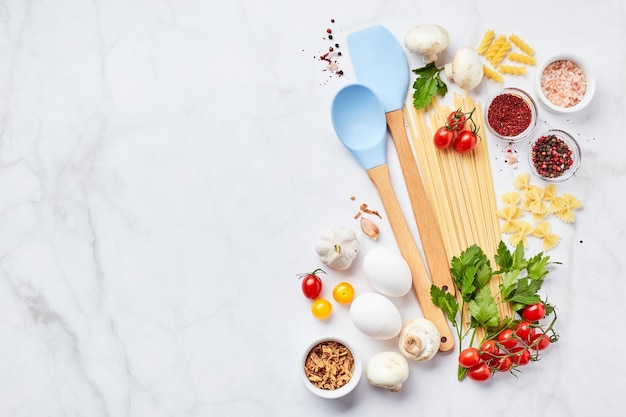 Stołowe przybory i świeże składniki