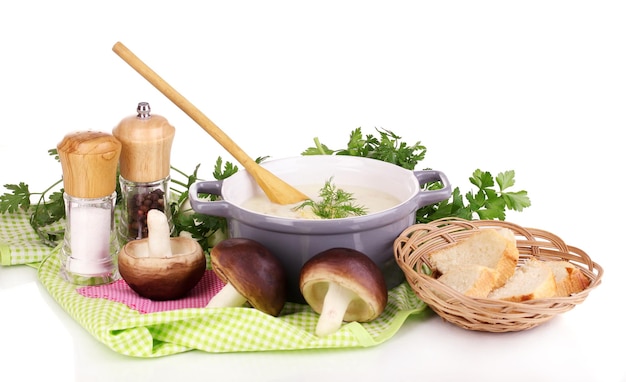 Zestaw domowych naczyń i świeże składniki