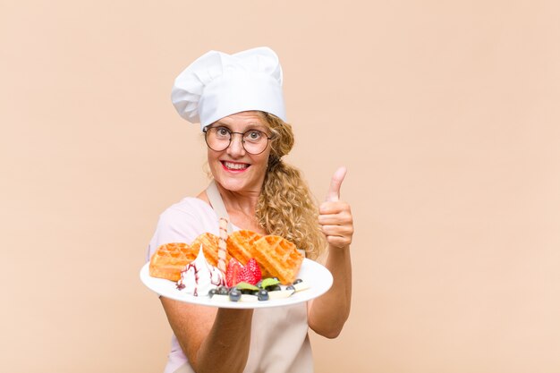 Uśmiechnięty kucharz z talerzem